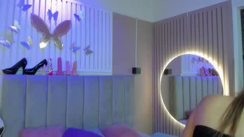 Snapshot of beauty_milf4 chatting on 02.11.26 Chantall online show from 02.11.26