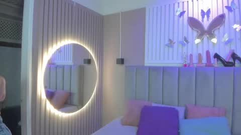 Snapshot of beauty_milf4 chatting on 02.22.26 Chantall online show from 02.22.26