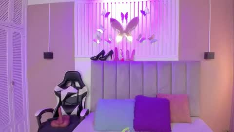 Snapshot of beauty_milf4 chatting on 02.24.26 Chantall online show from 02.24.26