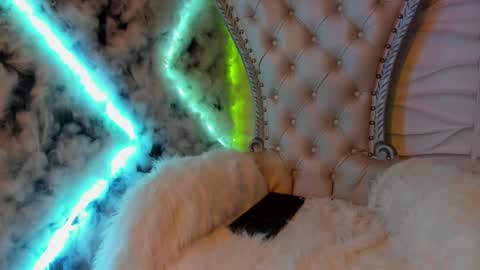 independent model online show from 12.10.24