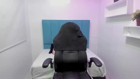 Snapshot of belinda_ws chatting on 09.22.25 Bella online show from 09.22.25