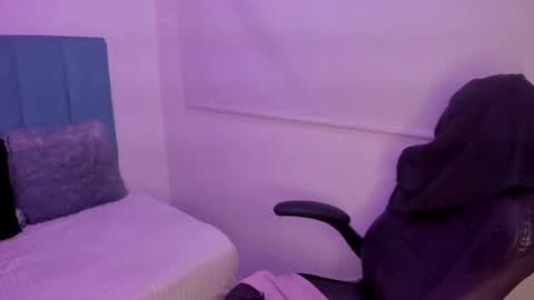 Snapshot of belinda_ws chatting on 09.26.25 Bella online show from 09.26.25