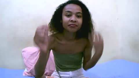 Snapshot of bella193999 chatting on 11.22.25 bella193999 online show from 11.22.25