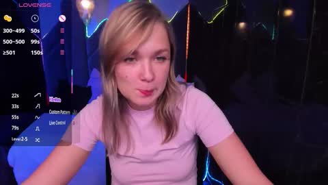 Snapshot of bella_cosmos chatting on 10.17.25 Bella online show from 10.17.25