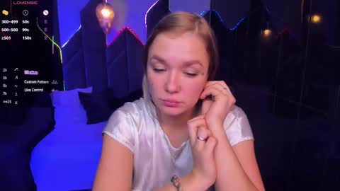 Snapshot of bella_cosmos chatting on 11.13.25 Bella online show from 11.13.25