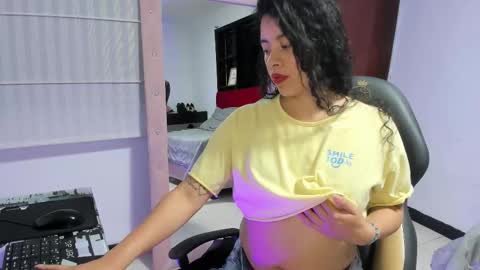 Snapshot of bella_flower_ chatting on 12.04.25 bella_flower_ online show from 12.04.25