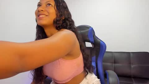 Snapshot of bella_jamez chatting on 12.21.25 Isa online show from 12.21.25