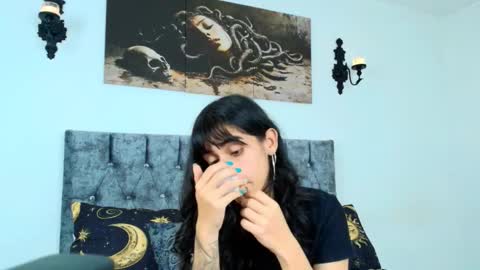 Snapshot of bella_poisonous chatting on 10.18.25 Bella online show from 10.18.25