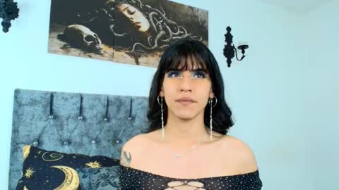 Snapshot of bella_poisonous chatting on 10.19.25 Bella online show from 10.19.25