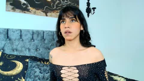 Snapshot of bella_poisonous chatting on 10.27.25 Bella online show from 10.27.25