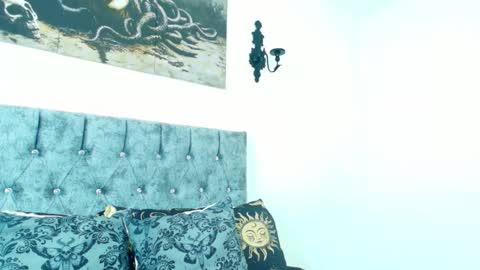 Snapshot of bella_poisonous chatting on 11.18.25 Bella online show from 11.18.25