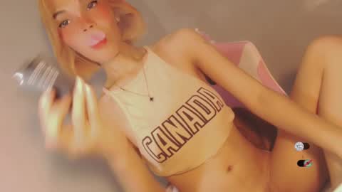 Snapshot of bella_tara chatting on 12.18.24 Bella online show from 12.18.24