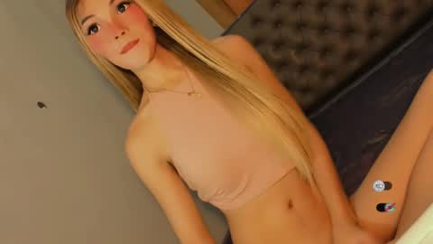 Snapshot of bella_tara chatting on 09.20.25 Bella online show from 09.20.25