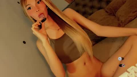 Snapshot of bella_tara chatting on 12.15.25 Bella online show from 12.15.25