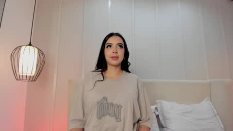 Snapshot of bella_vibes chatting on 12.19.25 B E L L A online show from 12.19.25