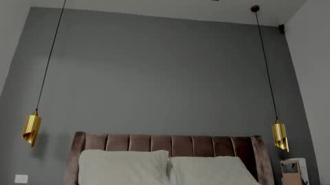 Snapshot of bella_vibes chatting on 12.22.25 B E L L A online show from 12.22.25