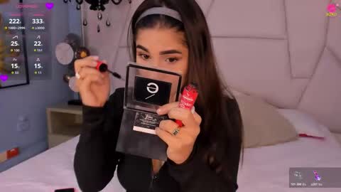 Snapshot of bellaa_becca chatting on 11.21.25 Bella Becca online show from 11.21.25