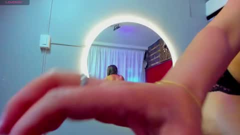 Snapshot of bellablosson chatting on 11.29.25 Bella online show from 11.29.25