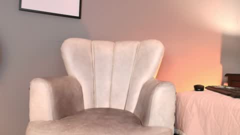 Snapshot of bellafernandez chatting on 09.10.25 Bella online show from 09.10.25