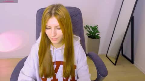 Snapshot of bellafoxi chatting on 10.27.25 BellaFoxi online show from 10.27.25