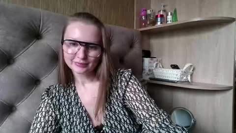 Snapshot of belleamiee chatting on 11.06.25 Amelia online show from 11.06.25