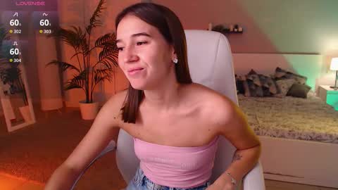 Snapshot of bellla_haddid chatting on 09.10.25 Bella online show from 09.10.25