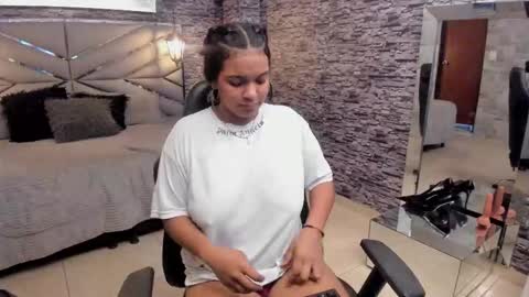 Snapshot of bellybigboobs chatting on 11.06.25 Belly online show from 11.06.25