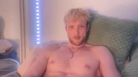 Snapshot of bendoverxo chatting on 02.18.26 bendoverxo online show from 02.18.26