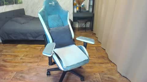 Im Lola online show from 02.21.25