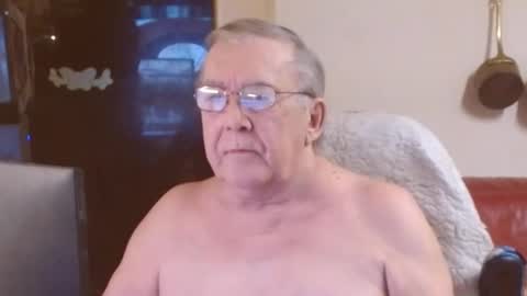 Snapshot of best127 chatting on 02.15.25 jean online show from 02.15.25