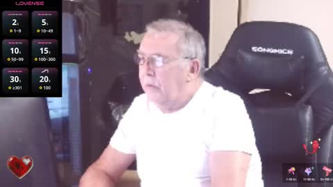 Snapshot of best127 chatting on 10.13.25 jean online show from 10.13.25