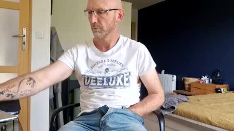 My name is David and if you like public exhibitions you wont be disappointed with me LoL - My favorite vibes is 44  online show from 03.23.26