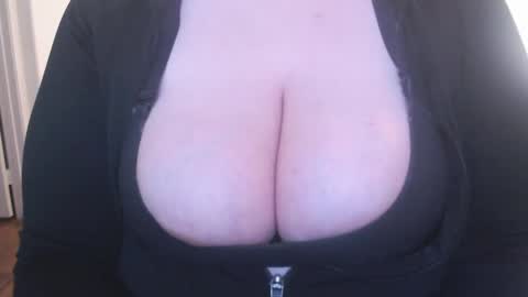 Snapshot of bigbittiesandfun chatting on 01.20.25 bigbittiesandfun online show from 01.20.25