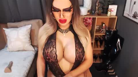 Snapshot of bigbomblhoraine chatting on 02.26.25 Loraine Cruz online show from 02.26.25