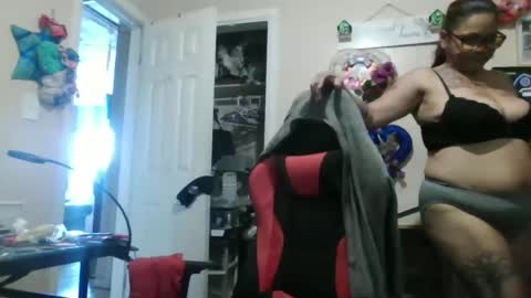 Snapshot of bigolemini chatting on 09.12.25 the Mini mami online show from 09.12.25