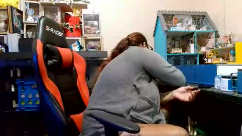 Snapshot of bigolemini chatting on 11.05.25 the Mini mami online show from 11.05.25