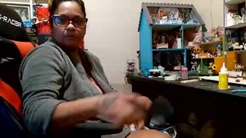 Snapshot of bigolemini chatting on 11.14.25 the Mini mami online show from 11.14.25