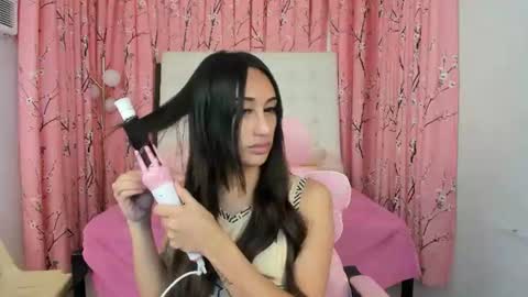 Snapshot of bitchyfarrah_moores chatting on 07.21.26 farrah online show from 07.21.26