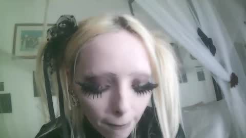 vampire fang  online show from 12.18.25