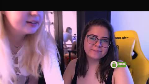 Snapshot of black_neon chatting on 09.25.25 Sasha and Bella online show from 09.25.25