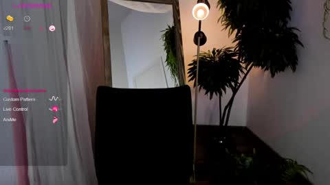 Snapshot of black_pant3r chatting on 03.02.25 Mon Mon online show from 03.02.25