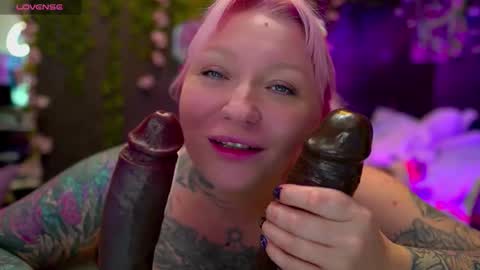 Snapshot of blackedbarbie chatting on 09.16.25 Alice online show from 09.16.25