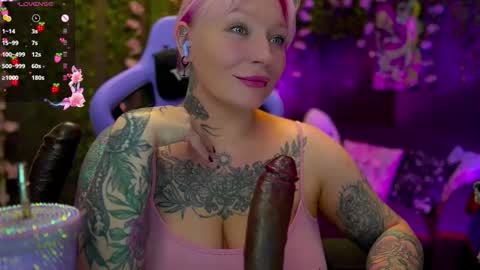 Snapshot of blackedbarbie chatting on 09.19.25 Alice online show from 09.19.25