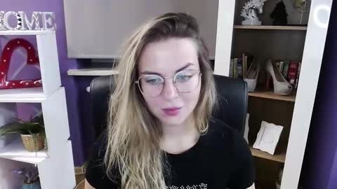 Z O E Y online show from 10.22.25