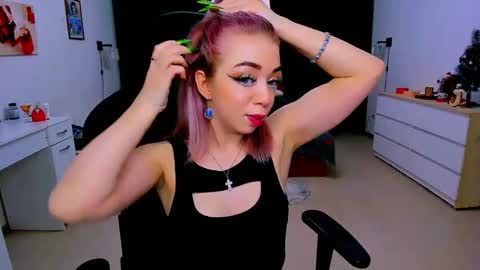 Snapshot of blinkofeyess chatting on 01.14.25 Nicole online show from 01.14.25