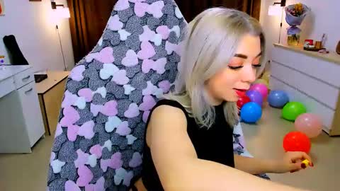 Snapshot of blinkofeyess chatting on 02.12.25 Nicole online show from 02.12.25