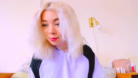 Snapshot of blinkofeyess chatting on 02.22.25 Nicole online show from 02.22.25