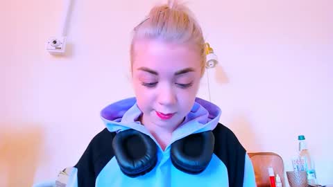 Snapshot of blinkofeyess chatting on 02.26.25 Nicole online show from 02.26.25