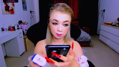 Snapshot of blinkofeyess chatting on 09.11.25 Nicole online show from 09.11.25