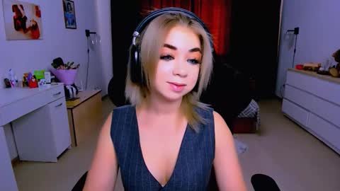 Snapshot of blinkofeyess chatting on 09.12.25 Nicole online show from 09.12.25